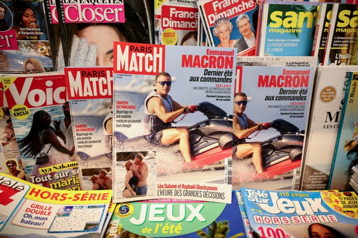 La couverture de la une de "Paris Match" montrant le président Emmanuel Macron faisant du jet-ski, photographiée le 14 août 2026