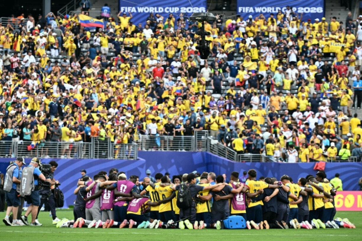 Les Equatoriens célèbrent ensemble leur victoire contre l'Allemagne, qui leur ouvre les portes des 16e de finale, jeudi à East Rutherford.