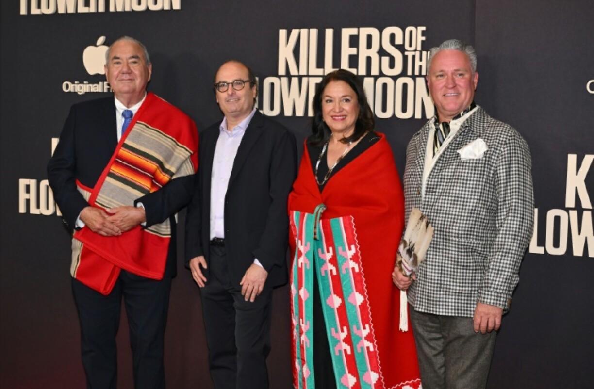 (g-d) Geoffrey Standing Bear, chef principal de la nation amérindienne Osage, l'écrivain et journaliste américain David Grann, l'épouse de Geoffrey Standing Bear, Julie Standing Bear et le designeur Osage, Chad Renfro, à l'avant-première du film de Martin Scorsese