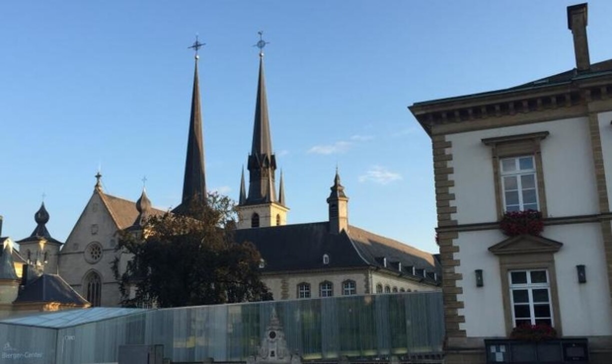 D'Verhandlunge lafen tëscht Stad a Kierch: Vir riets d'Stater Märei, dernieft d'Tierm vun der Kathedral.