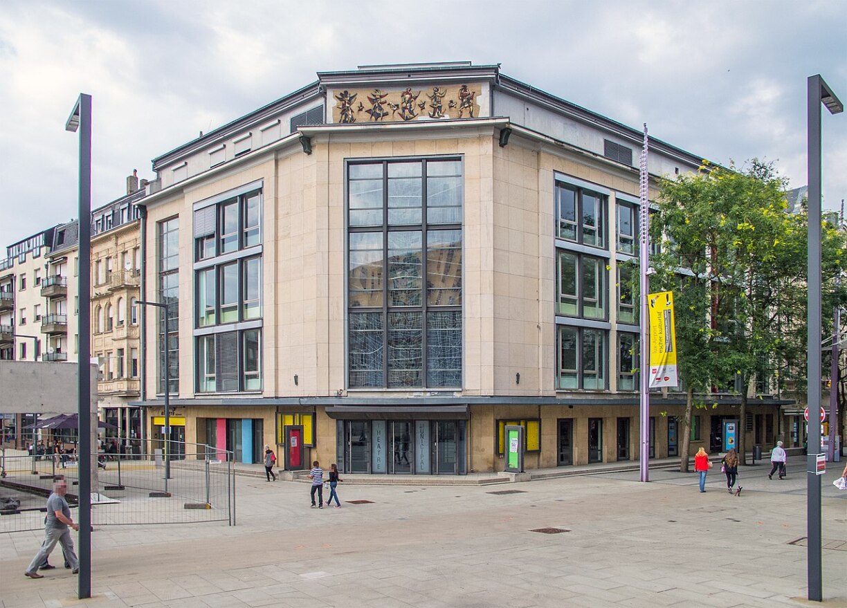 Den Escher Theater op der Brillplaz.