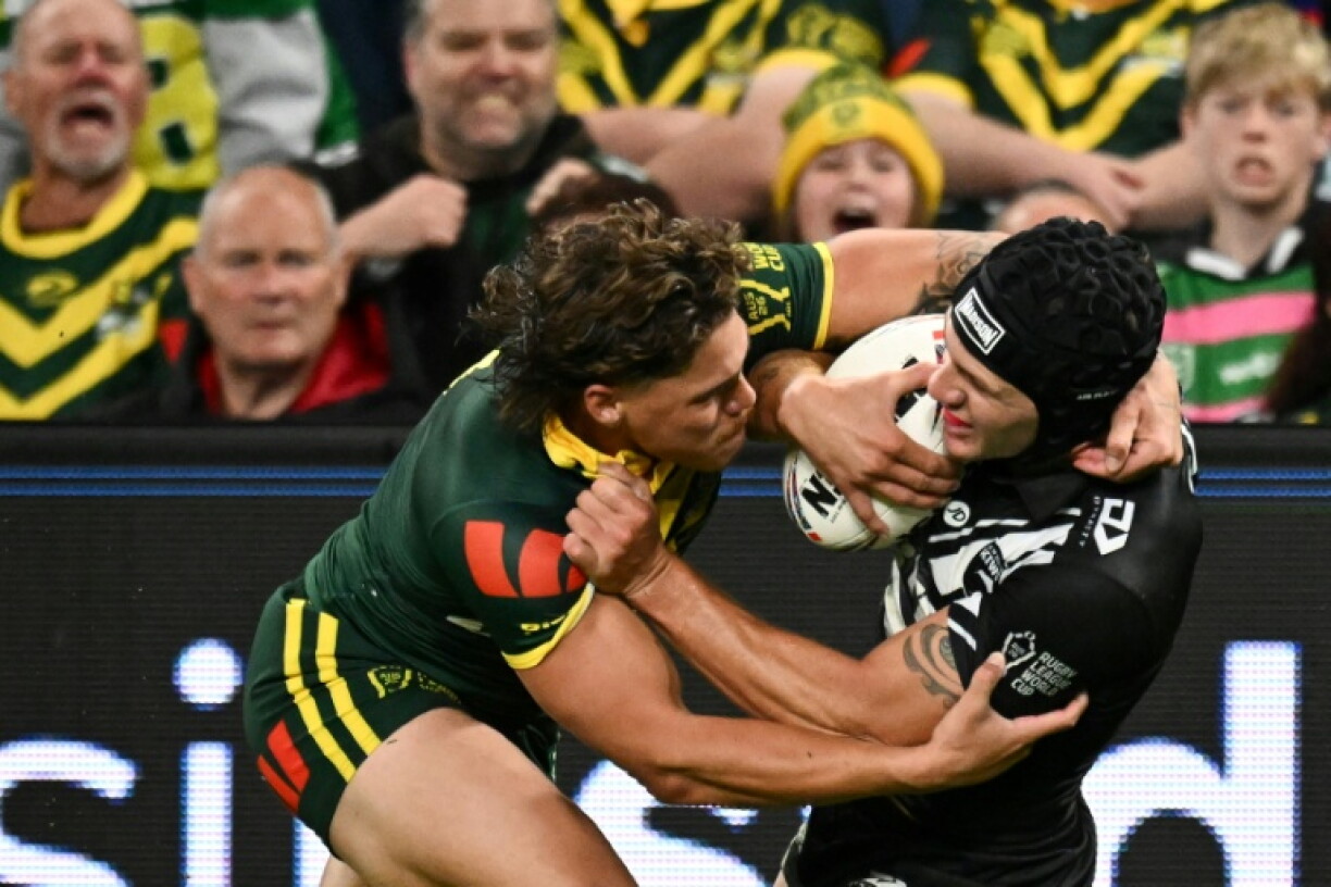 New Zealand's Kalyn Ponga (R) will have surgery after breaking his arm in their Rugby League World Cup clash with Australia