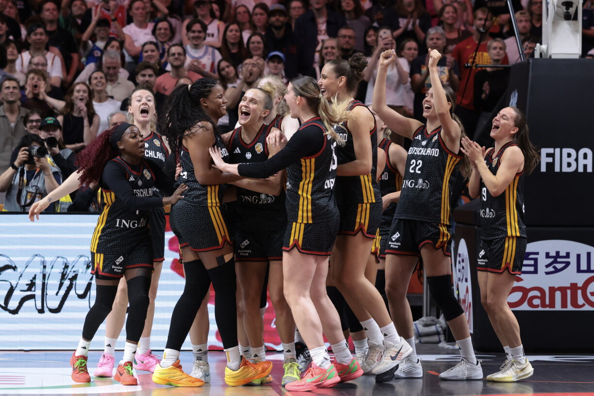L'équipe d'Allemagne célèbre sa victoire lors du quart de finale de la Coupe du monde de basket-ball féminin FIBA opposant la Belgique à l'Allemagne, à la Berlin Arena.