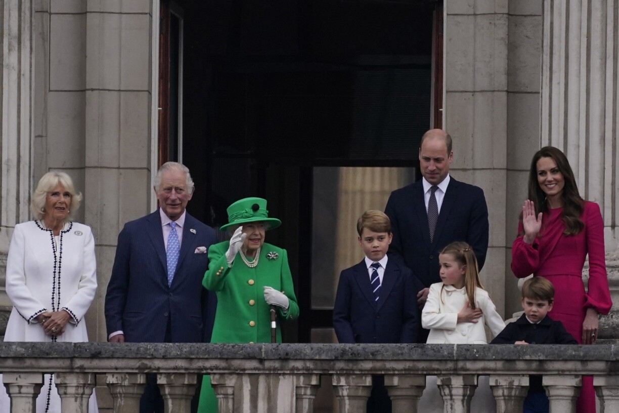 D'brittesch Kinneksfamill fir de 70. Trounjubiläum vun der Queen um Balcon vum Buckingham Palais.