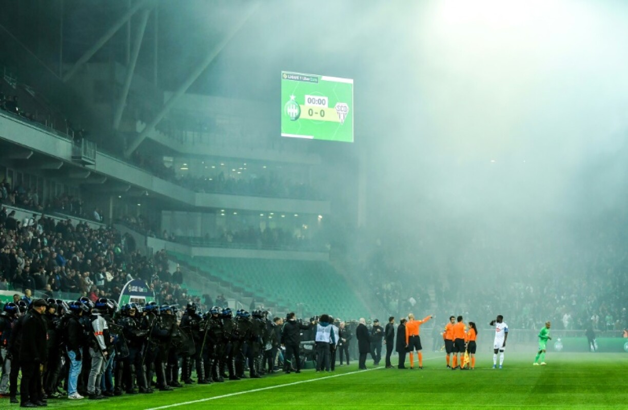 Incidents avant la rencontre Saint-Etienne/Angers, dont le coup d'envoi a dû être décalé d'une heure, vendredi 22 octobre au stade Geoffroy-Guichard