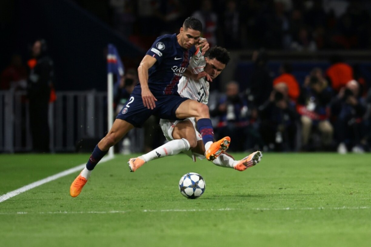 Le violent tacle du joueur du Bayern Munich Luis Diaz sur le défenseur du PSG Achraf Hakimi, lors d'un match de Ligue des champions, le 4 novembre 2025 au Parc des Princes