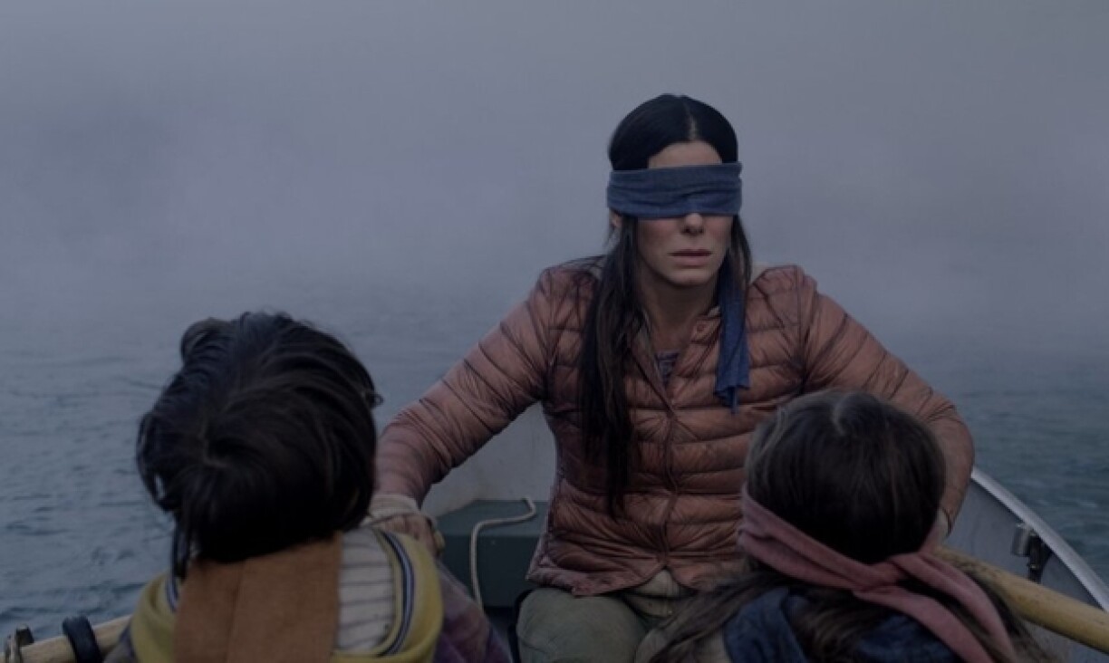 Dans Bird Box, Sandra Bullock doit effectuer un périlleux voyage tout en ayant les yeux bandés.