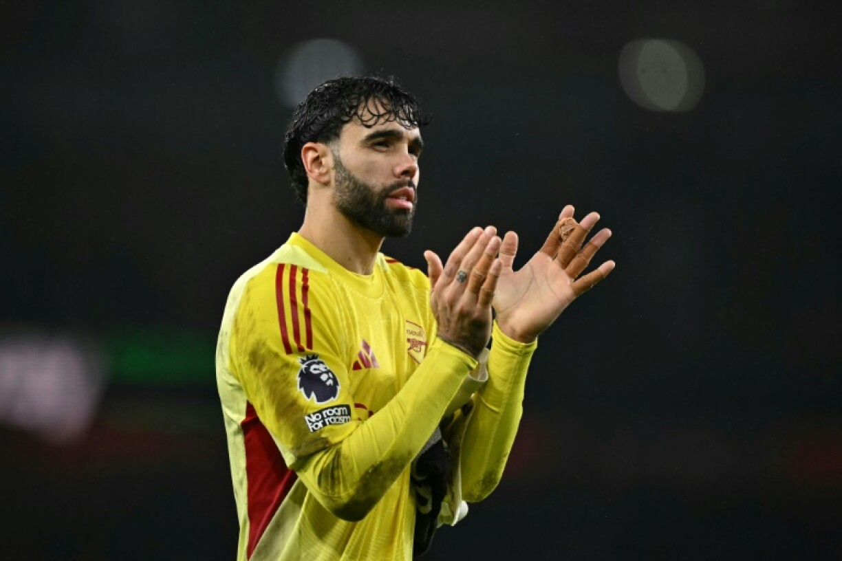 Le gardien d'Arsenal David Raya applaudit les supporters le 08 janvier 2026 à l'Emirates Stadium de Londres