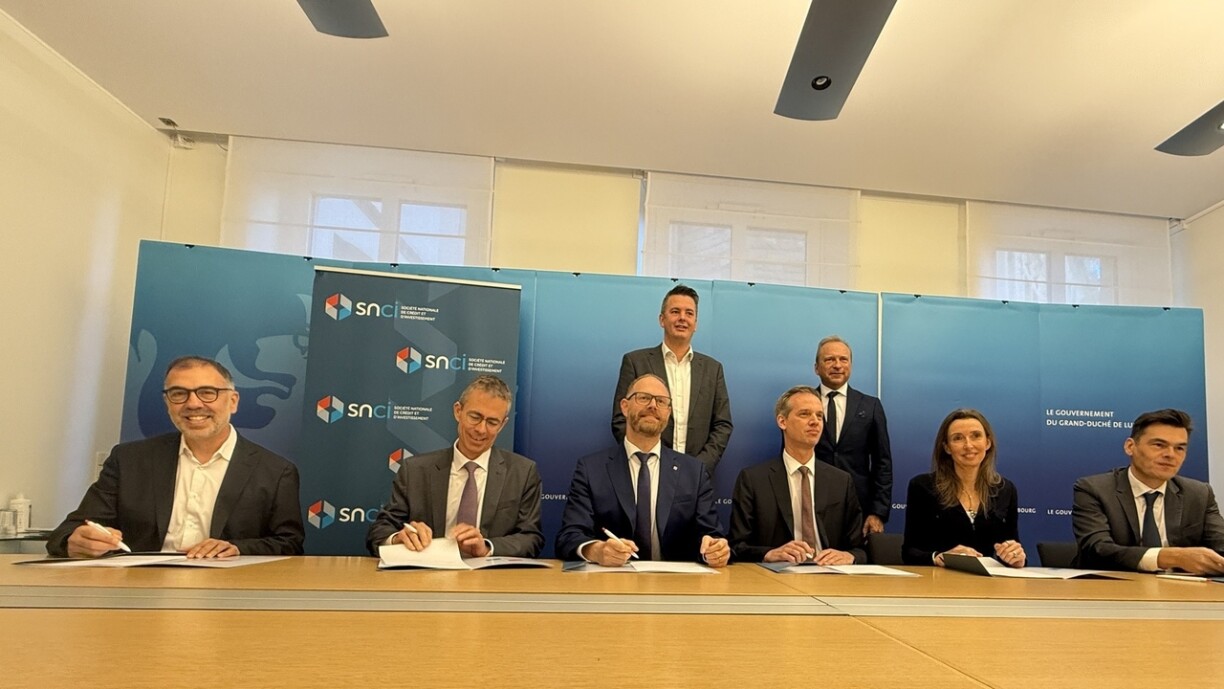 Signature avec les représentants des banques commerciales.