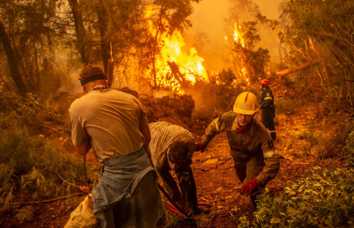 Une photo prise le 9 août dans le village de Glatsona alors que des volontaires combattent les flammes