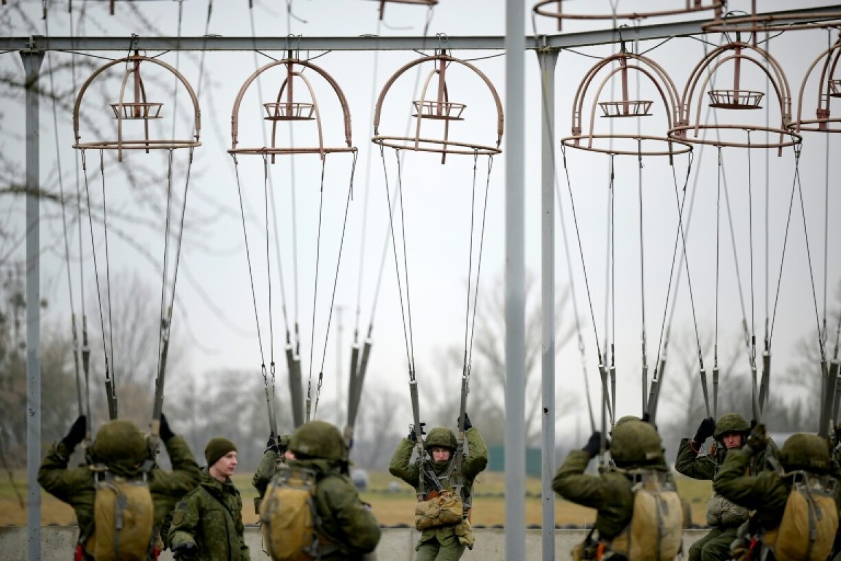 Des parachutistes de l'armée bélarusse s'exercent aux atterrissages sur un terrain d'entraînement situé dans la ville de Brest au Bélarusse, le 13 février 2023