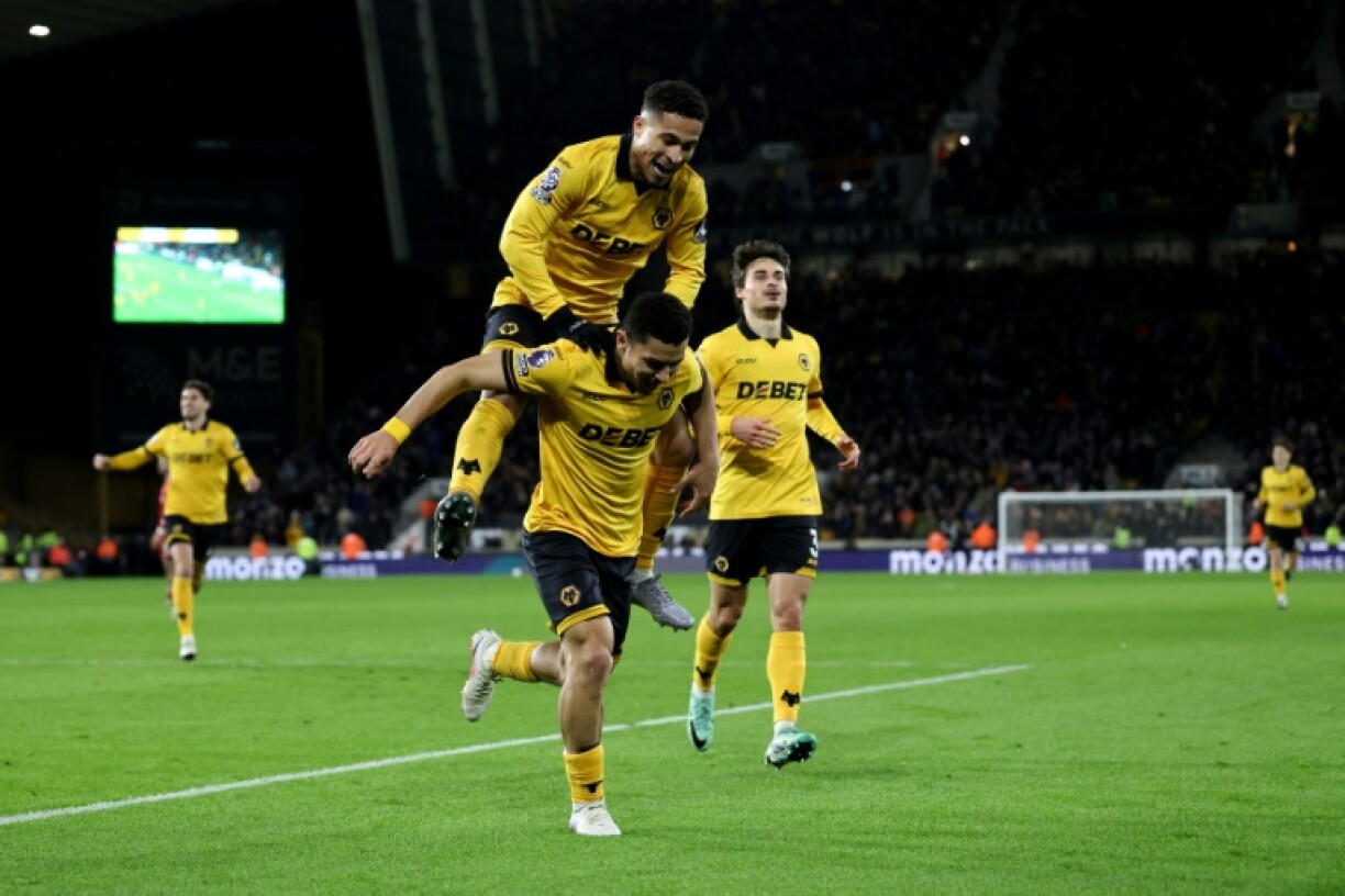 Le défenseur brésilien André célèbre le but de la victoire des Wolves contre Liverpool avec Joao Gomes (top)au stade Molineux, le 3 mars 2026