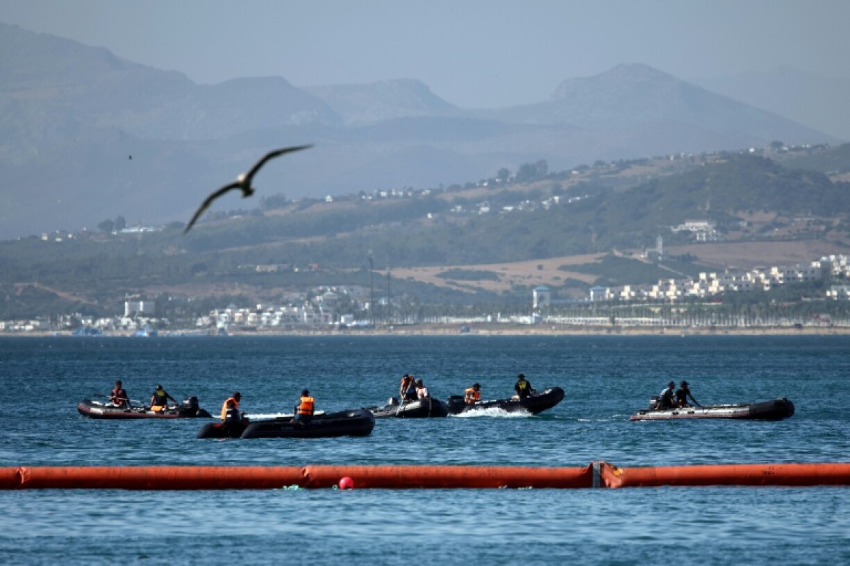 Des embarcations gonflablesprès de la nouvelle barrière flottante déployée par la Garde civile espagnole pour empêcher des entrées illégales depuis le Maroc dans l'enclave espagnole de Ceuta, sur la côte nord du Maroc, le 2 août 2026