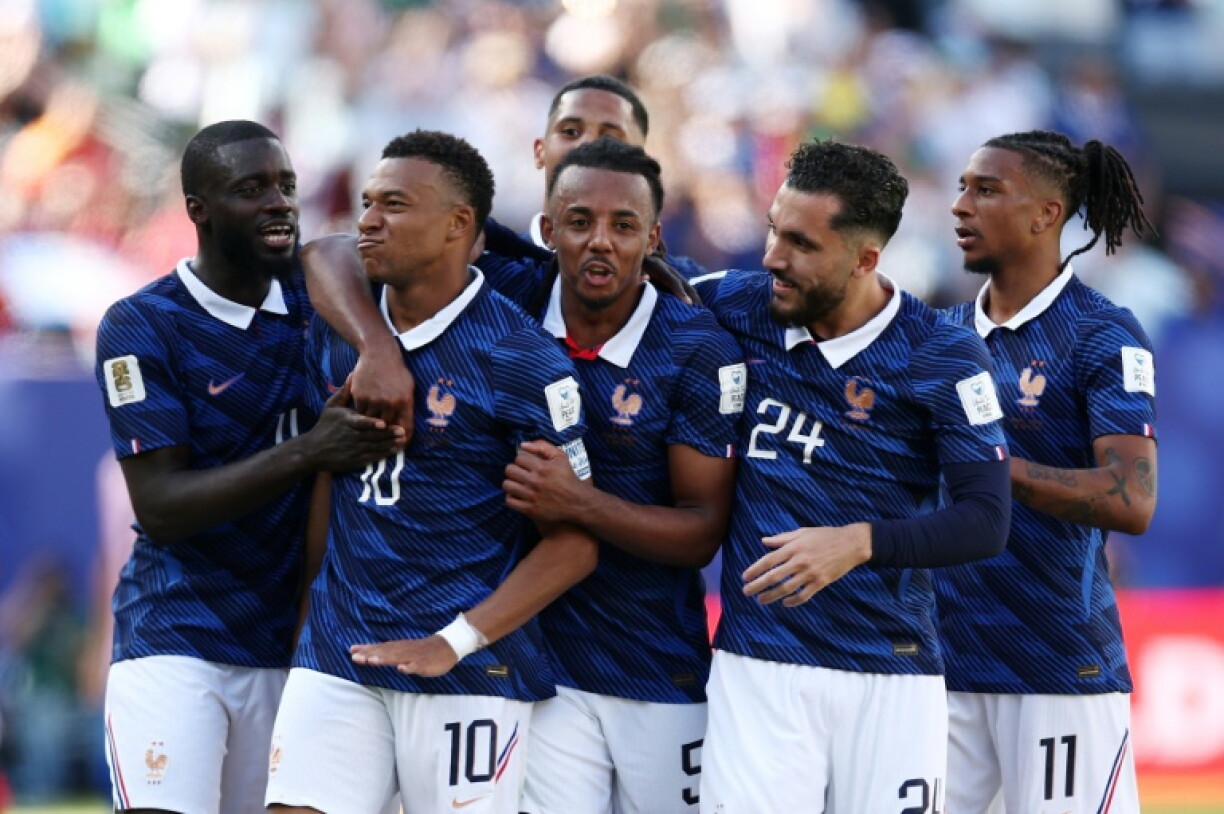 Kylian Mbappé, auteur d'un doublé face au Sénégal, félicité par ses coéquipiers, le 16 juin 2026 à East Rutherford (New Jersey)
