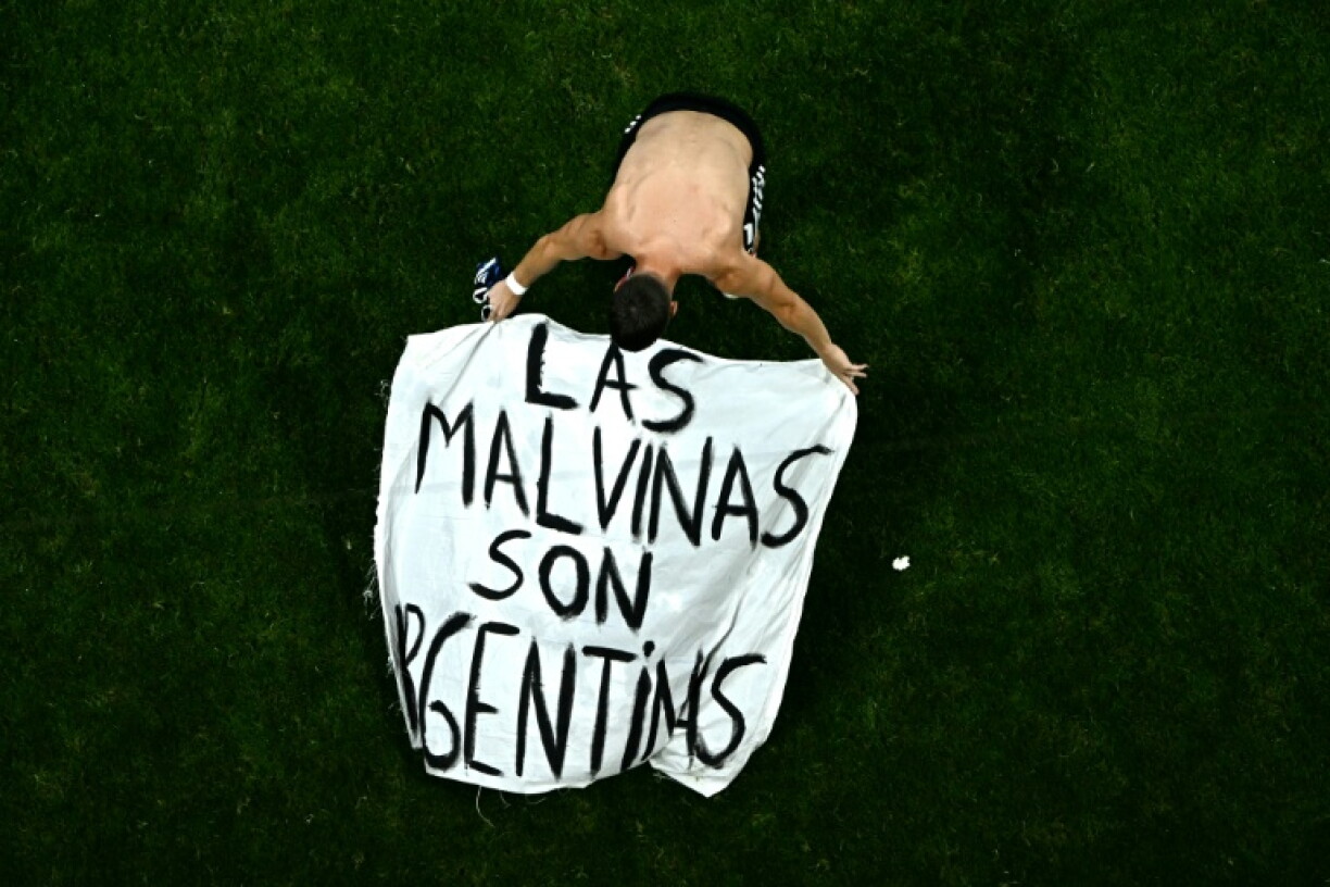 Le footballeur argentin Giovani Lo Celso déploie une banderole