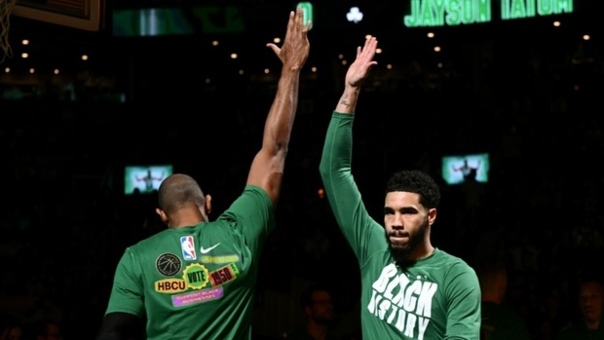 Les joueurs des Boston Celtics Jayson Tatum (d.) et Al Horford (g.) échangent un