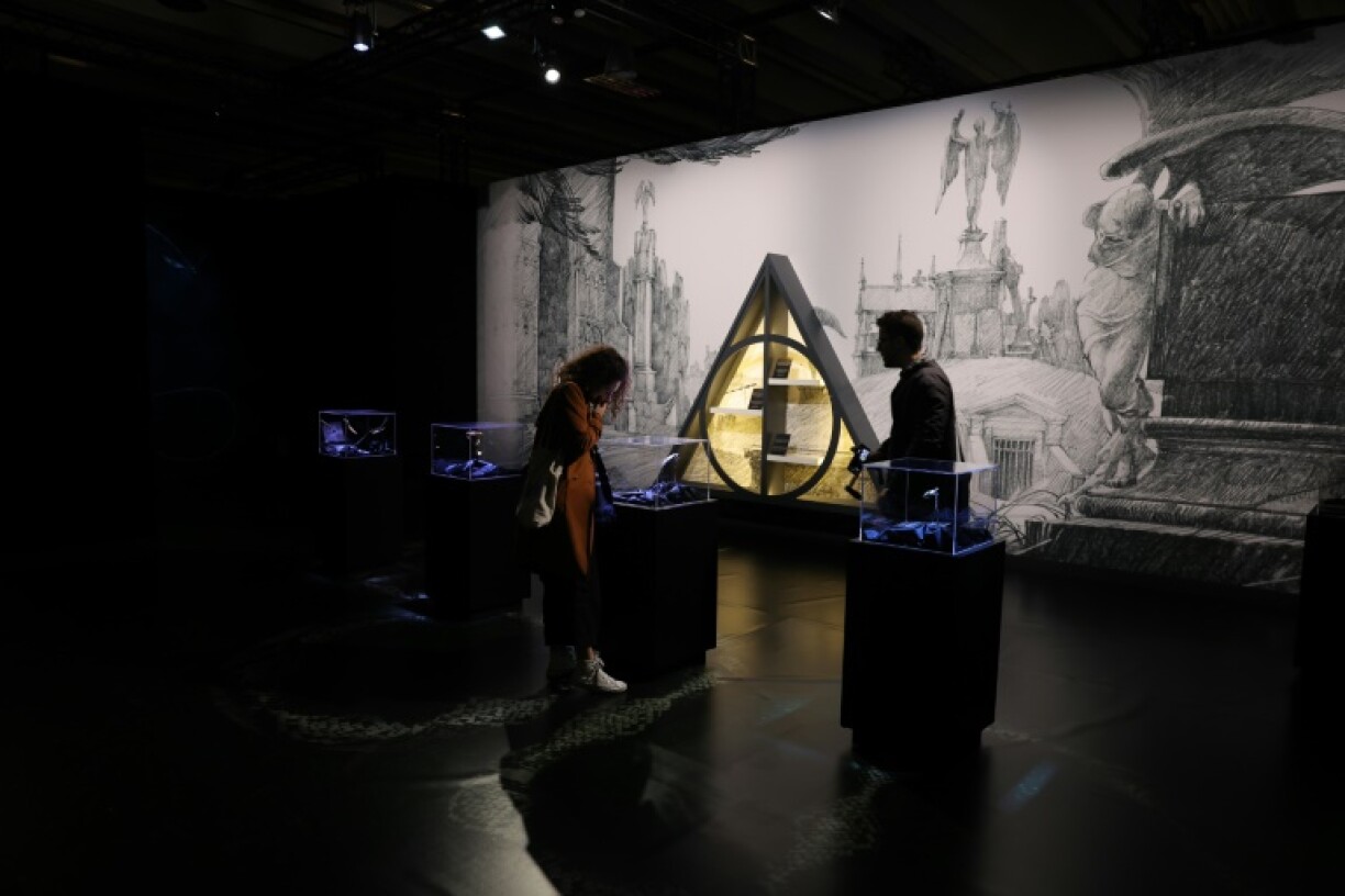 Des visiteurs de l'exposition Harry Potter, le 20 avril 2023 à Paris