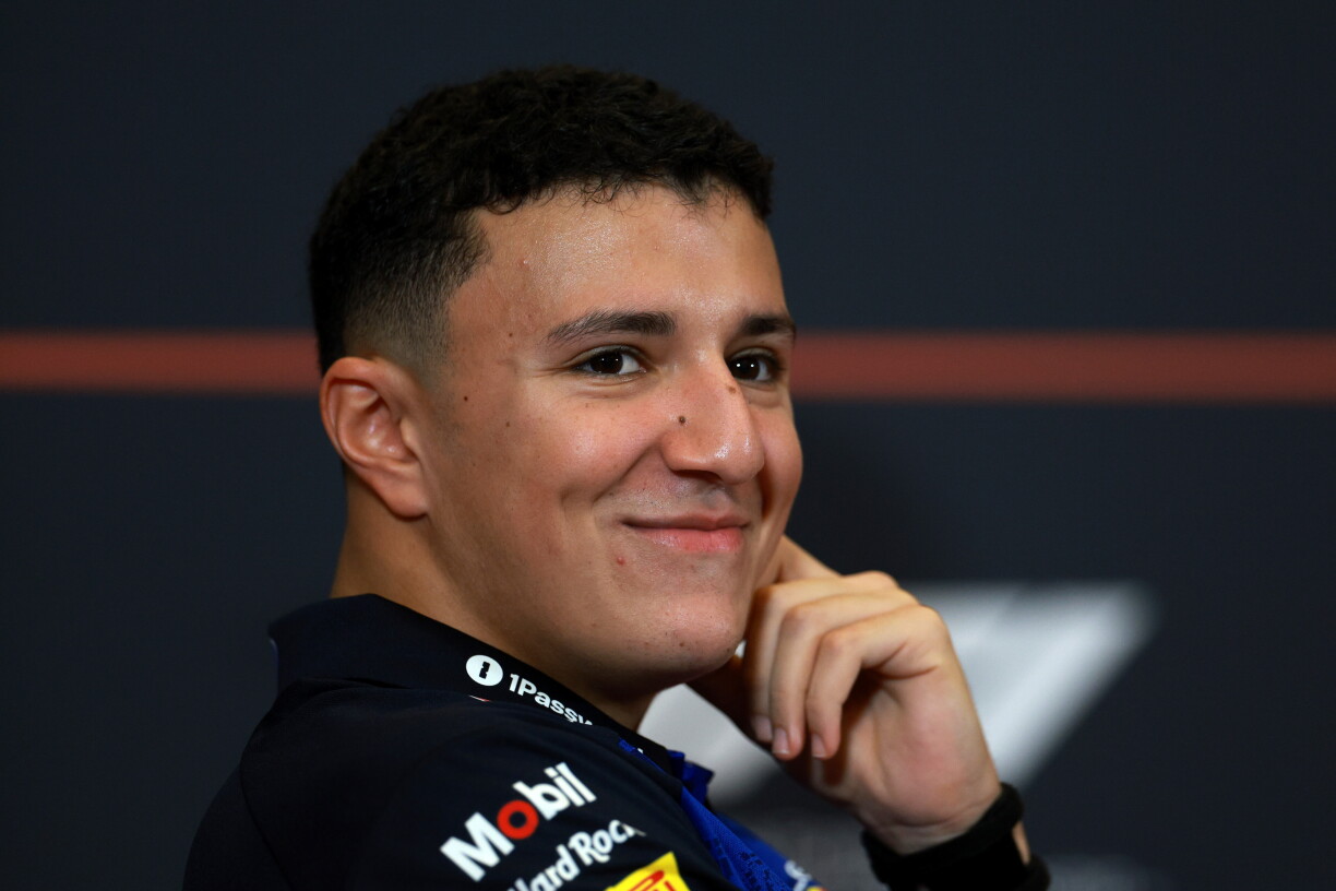 Den Isack Hadjar ass och 2027 dem Max Verstappen säin Teamkolleeg bei Red Bull Racing.