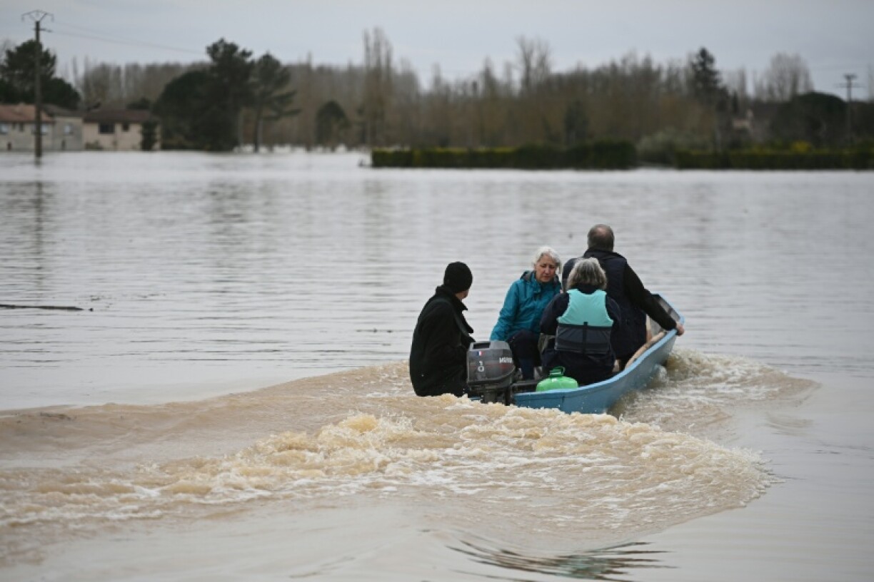 Des habitants évacués par bateau en raion d'une crue de la Garonne à Tonneins, dans le Lot-et-Garonne, le 13 février 2026