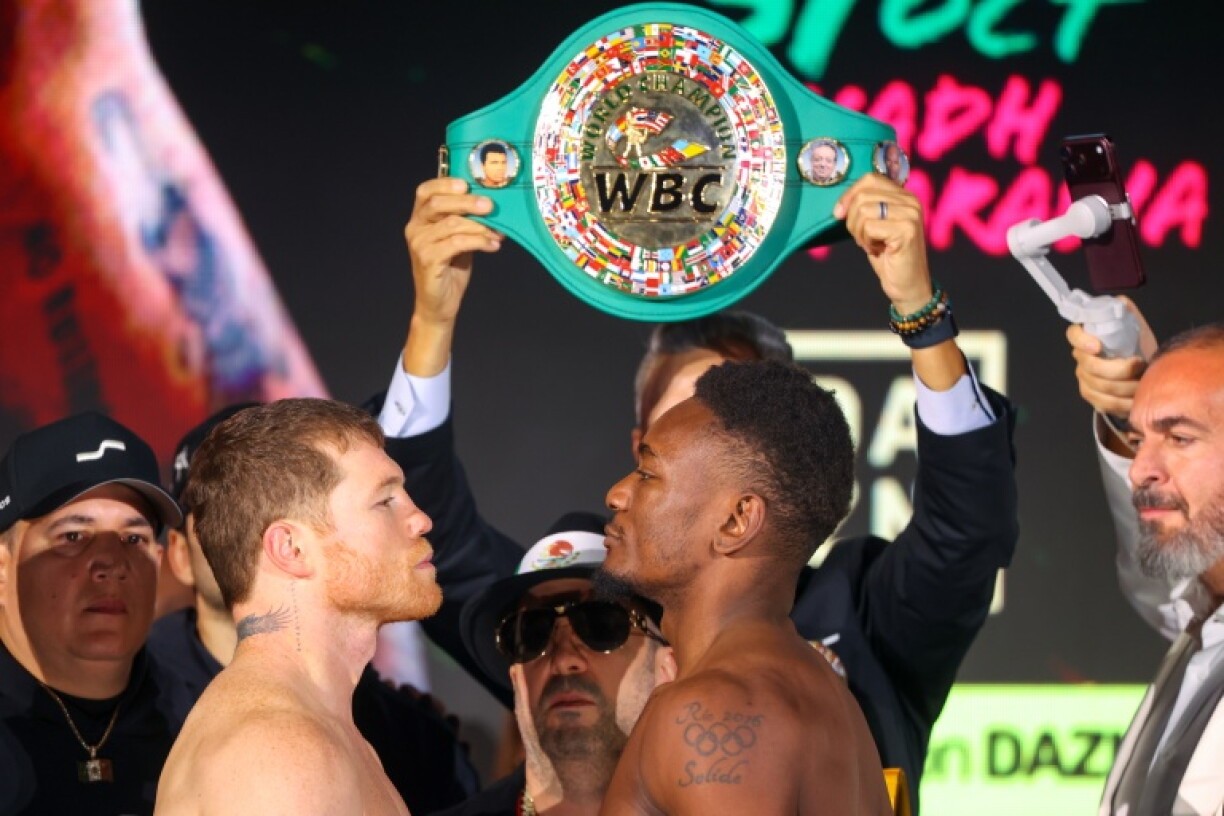 Canelo Alvarez (g) et Christian Mbilli lors de la pesée à la veille de leur combat pour le titre WBC des super-moyens, le 30 octobre 2026 à Riyad