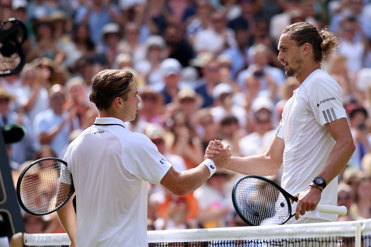 Le Britannique Arthur Fery (à gauche) serre la main de l'Allemand Alexander Zverev après sa défaite en demi-finale.