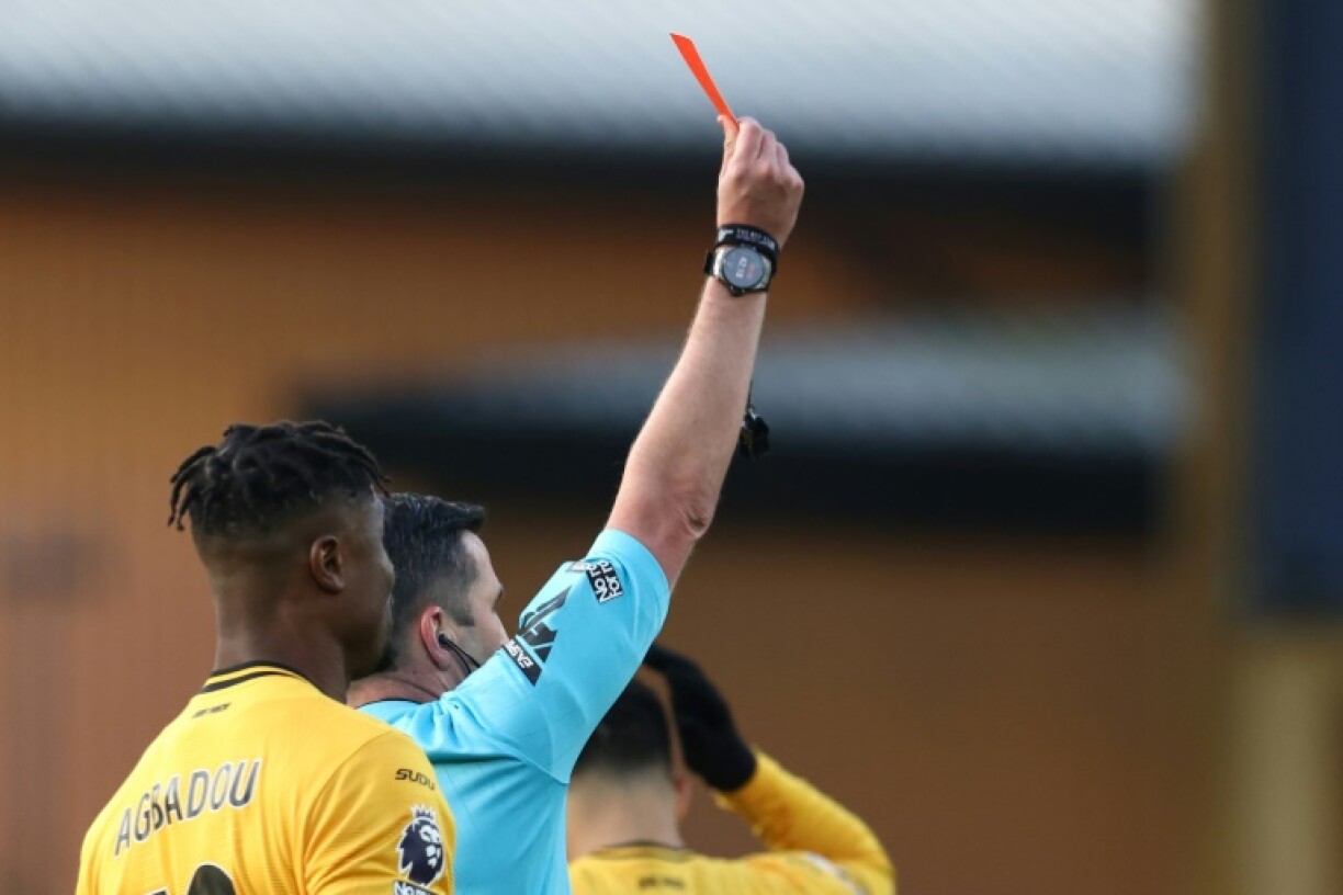 Referee Michael Oliver shows a red card to Arsenal's Myles Lewis-Skelly in the game at Wolves