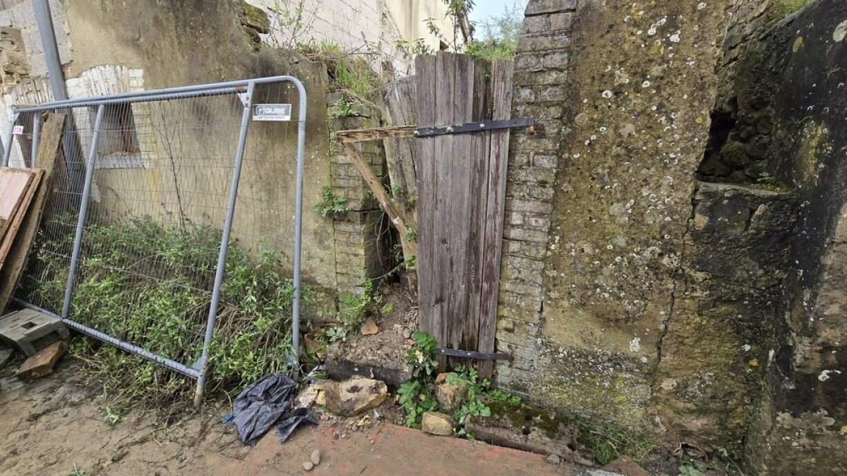 La porte accidentellement endommagée qui a rendu la découverte possible.