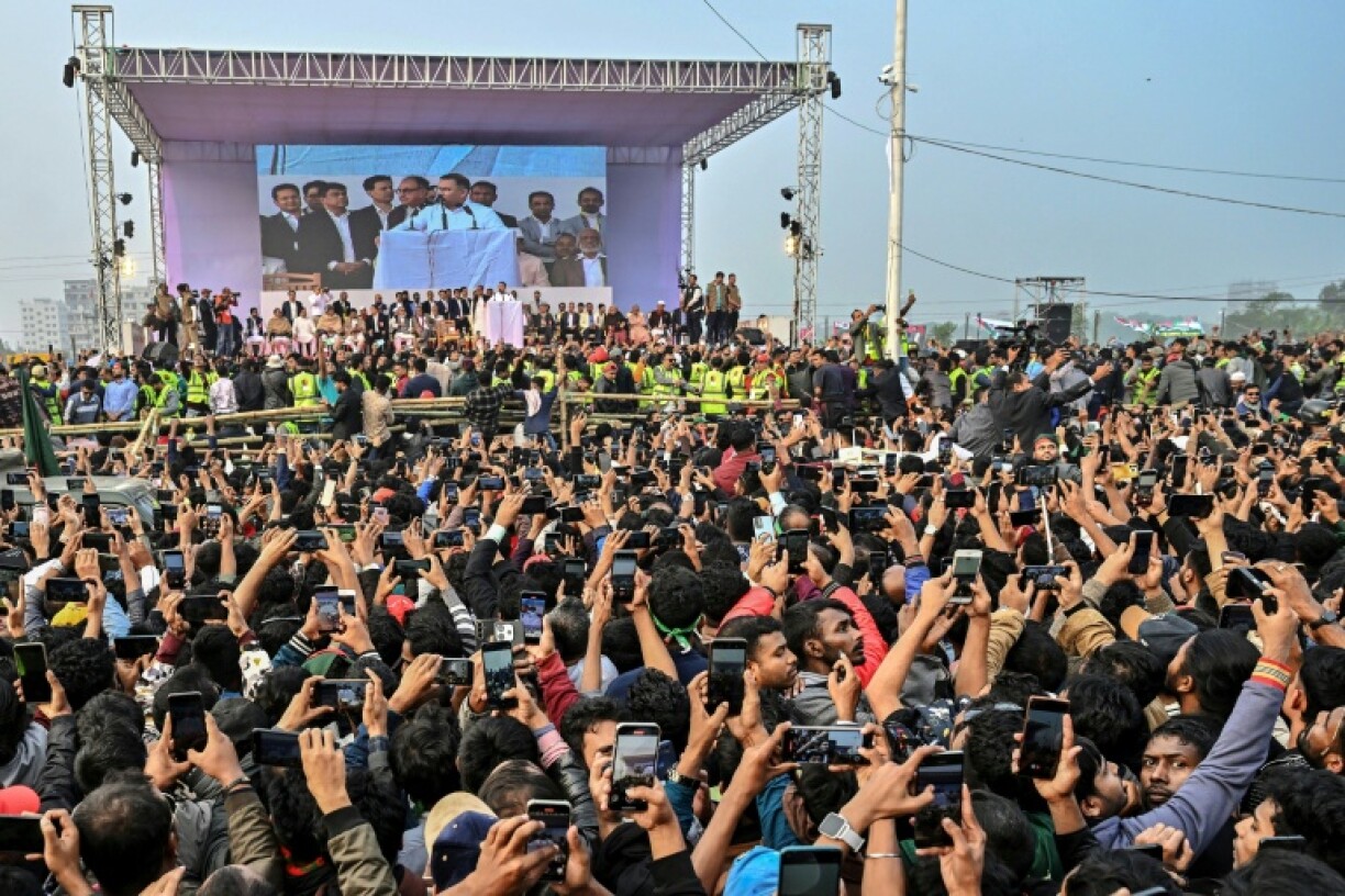 Tarique Rahman (2e d), président par intérim du Parti nationaliste du Bangladesh (BNP) et fils de l'ancienne cheffe du gouvernement Khaleda Zia, s'adresse à ses partisans lors d'un rassemblement après son arrivée à Dacca, le 25 décembre 2025 au Bangladesh