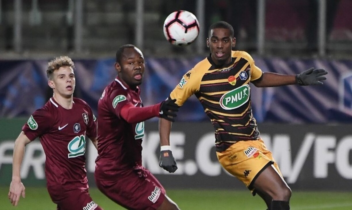 Stoppila Sunzu, au centre de l'image, lors de la rencontre Metz-Orléans en huitièmes de finale de la Coupe de France.