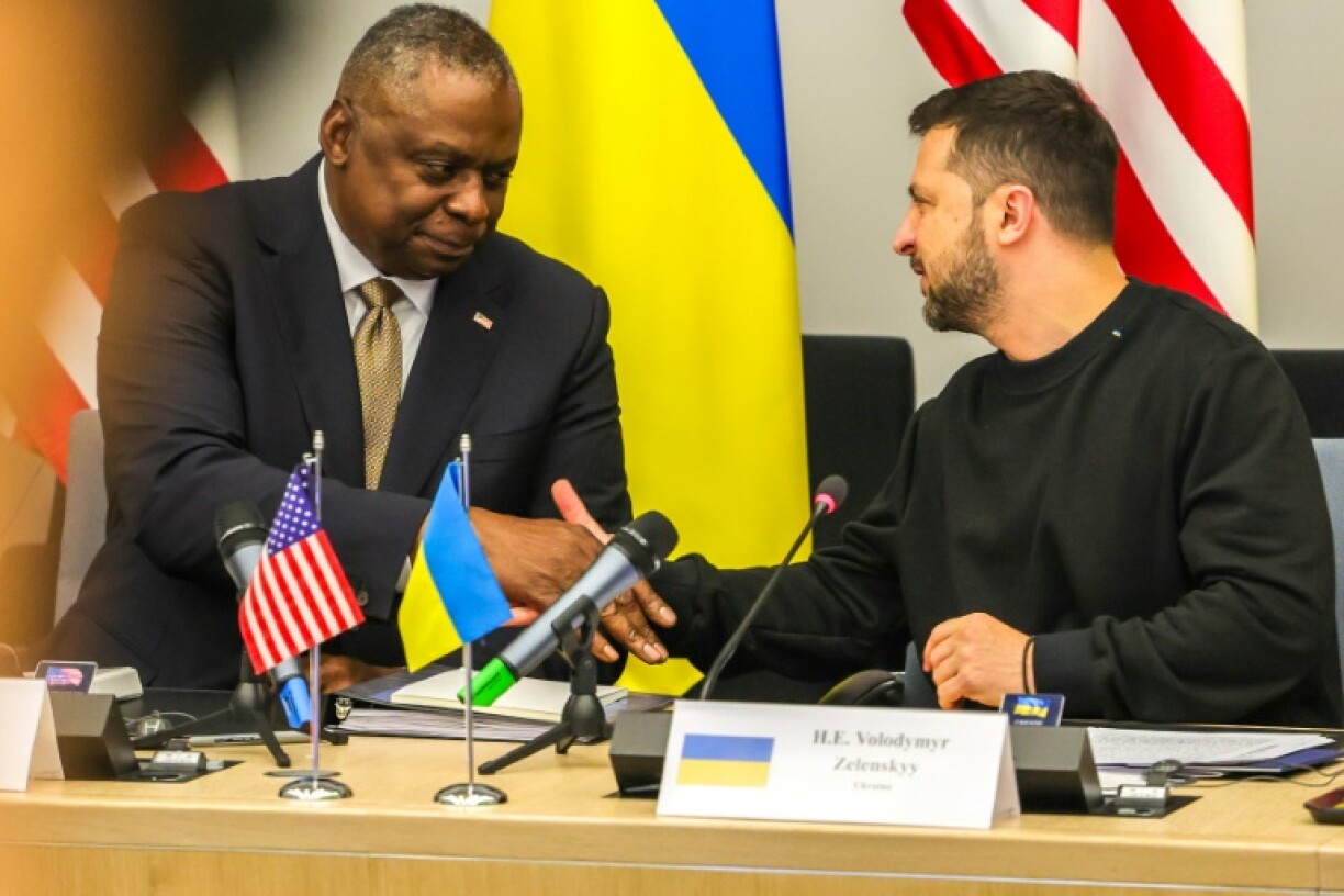 Le secrétaire américain à la Défense, Lloyd Austin (g) et le président ukrainien Volodymyr Zelensky, le 11 octobre 2023 à Bruxelles