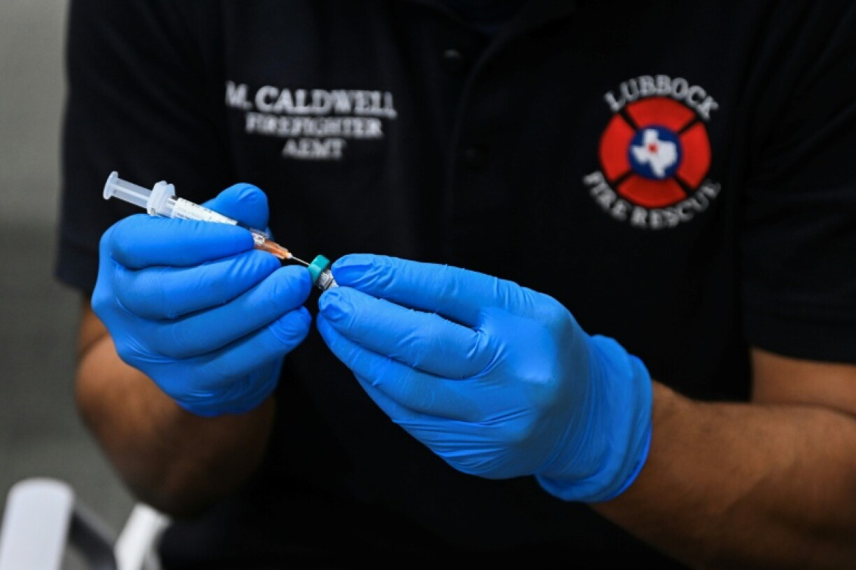 Un soignant prépare un vaccin contre la rougeole dans un centre de santé à Lubbock, au Texas, le 27 février 2025