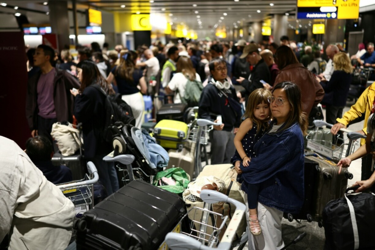 Wegen einer technischen Panne sind an britischen Flughäfen am Dienstag beinahe 1100 Flüge ausgefallen. Laut der Tracking-Website Flightradar24 wurden bis zum Abend insgesamt 1055 Flüge von und zu britischen Flughäfen gestrichen.