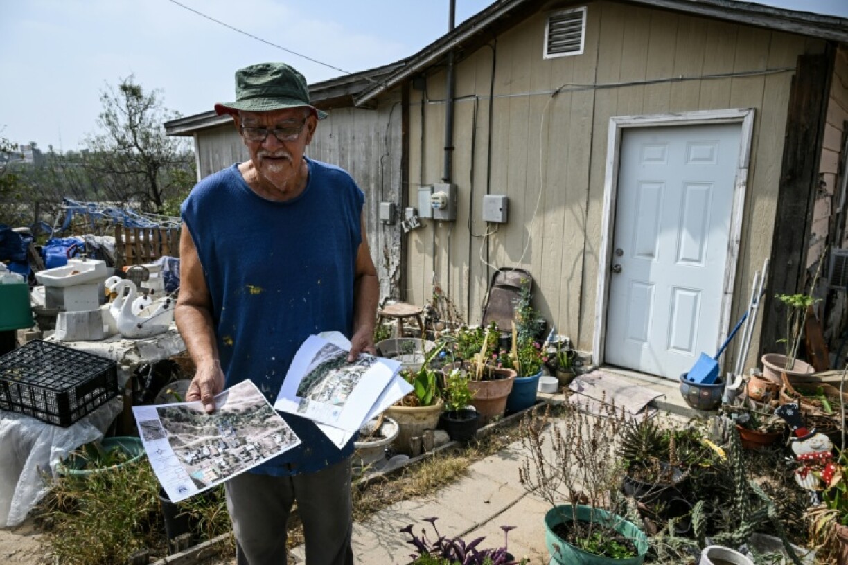 Antonio Rosales Jr. montre une carte de sa propriété, à Laredo, au Texas, le 20 février 2026