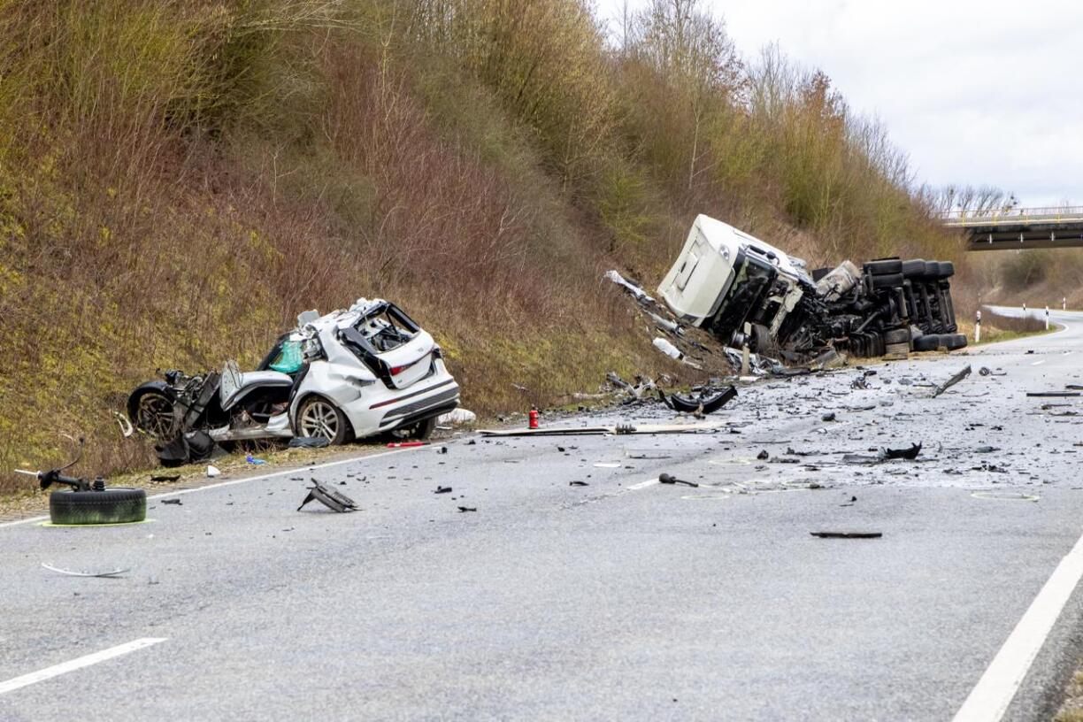 De Chauffer vum Auto ass nach op der Plaz u sengen uerge Blessure gestuerwen.