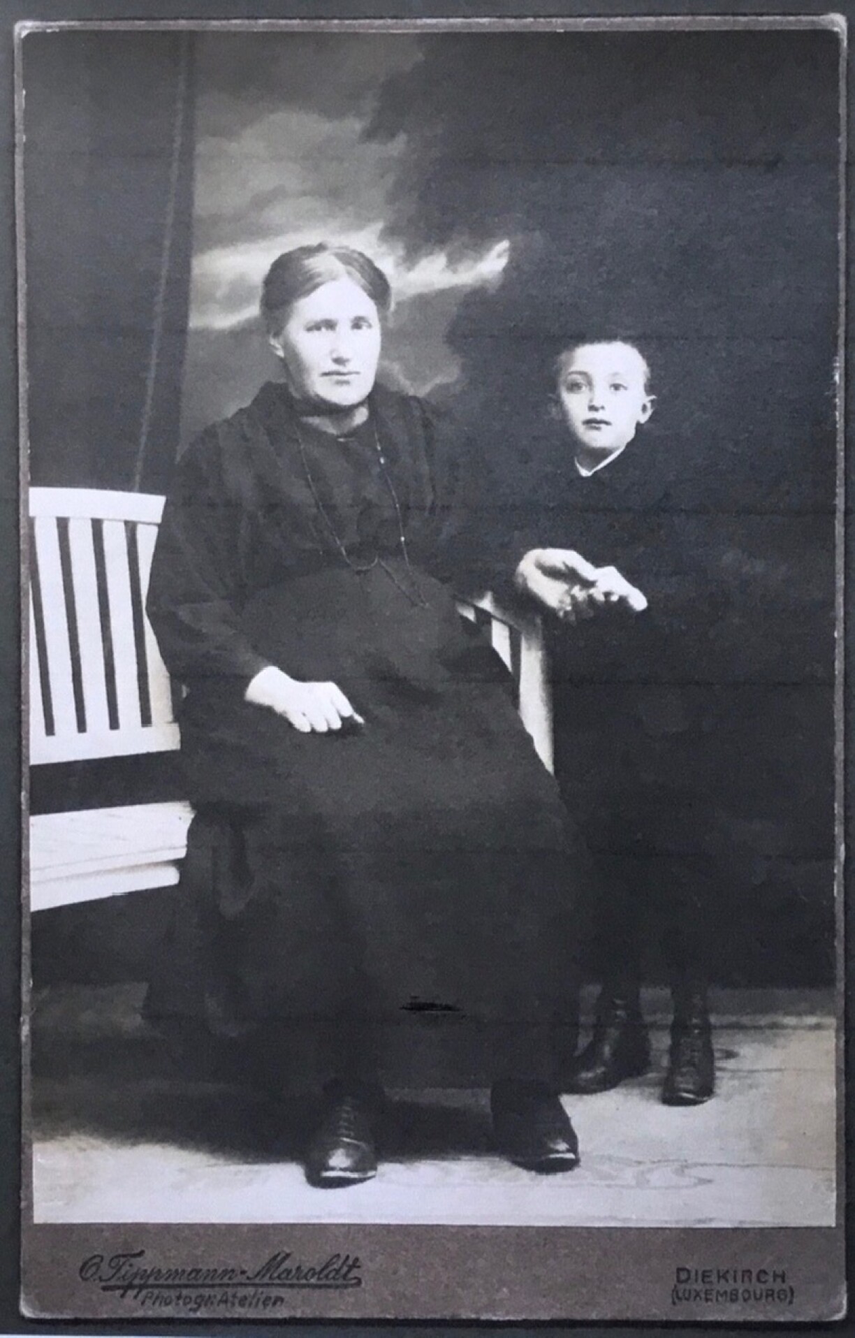 Marie Theis-Meyers et son fils Jean-Pierre, le seul enfant qui ait survécu.