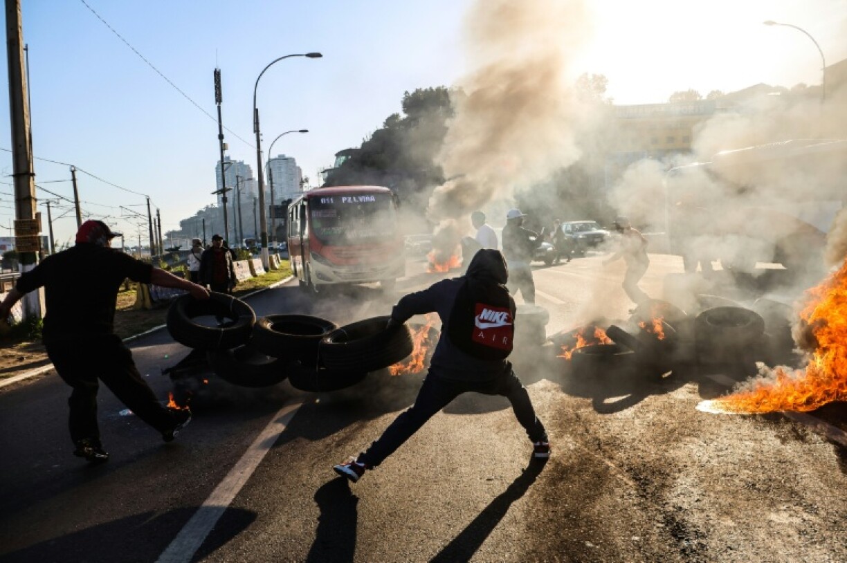 About 100 fishermen clashed with police in the Chilean port of Valparaiso to demand the passage of a law increasing the catch quotas for artisanal fishing