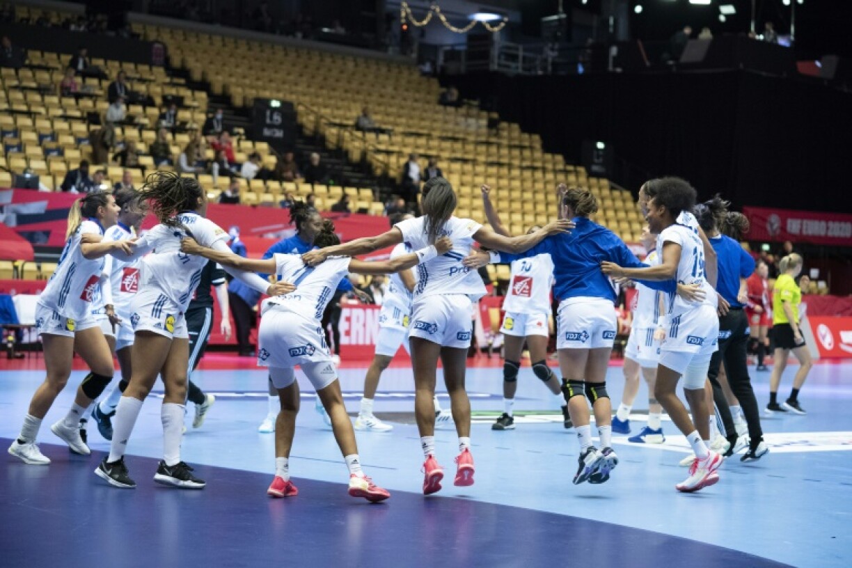 Les Bleues fêtent leur victoire sur le Danemark à l'issue de leur match de groupes de l'Euro, à Herning, le 8 décembre 2020