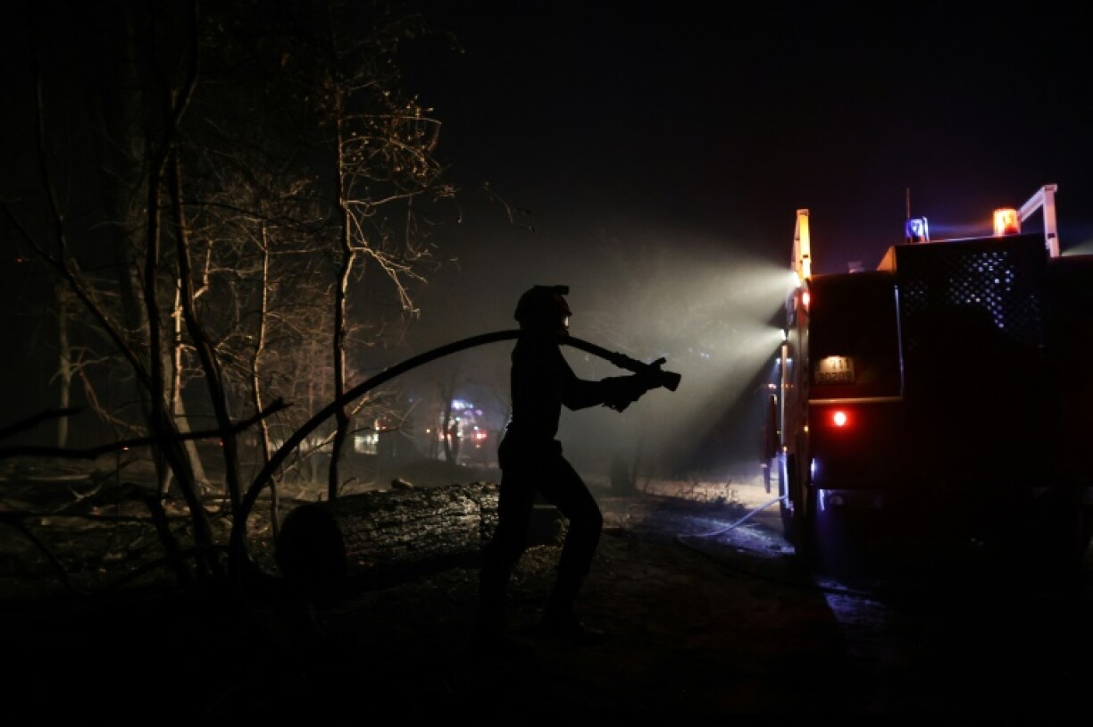 Un pompier dans un secteur touché par le feu près de la plage du lac de Cazaux, à la Teste-de-Buch, en Gironde, le 15 juillet 2022
