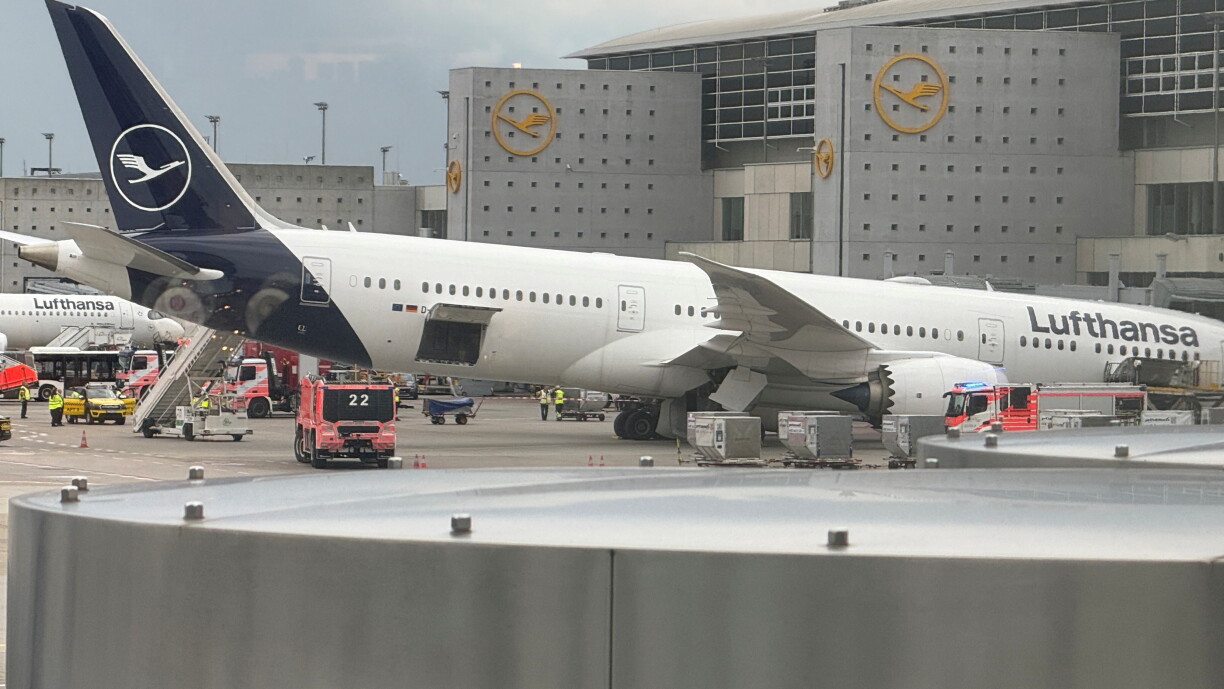 Eng Boeing vun der Lufthansa läit virum Terminal zu Frankfurt "op der Nues".