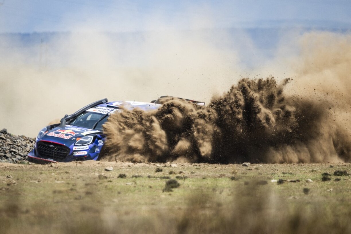 De Sand op de Speciallen am Kenia mécht de Rallye besonnesch schwiereg. Do kann ee gäre mol dran hänke bleiwen. A wann et sollt reenen, gëtt et eng Bullisschluecht. Egal wéi, d'Autoe mussen immens vill duerchmaachen.