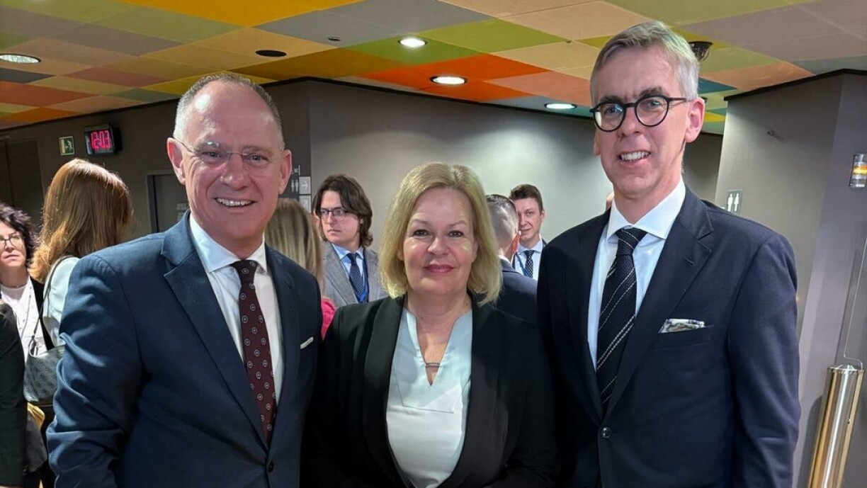 De Léon Gloden (ganz riets) zesumme mat der däitscher Inneministesch Nancy Faeser (mëtt) an dem éisträicheschen Inneminister Gerhard Karner.