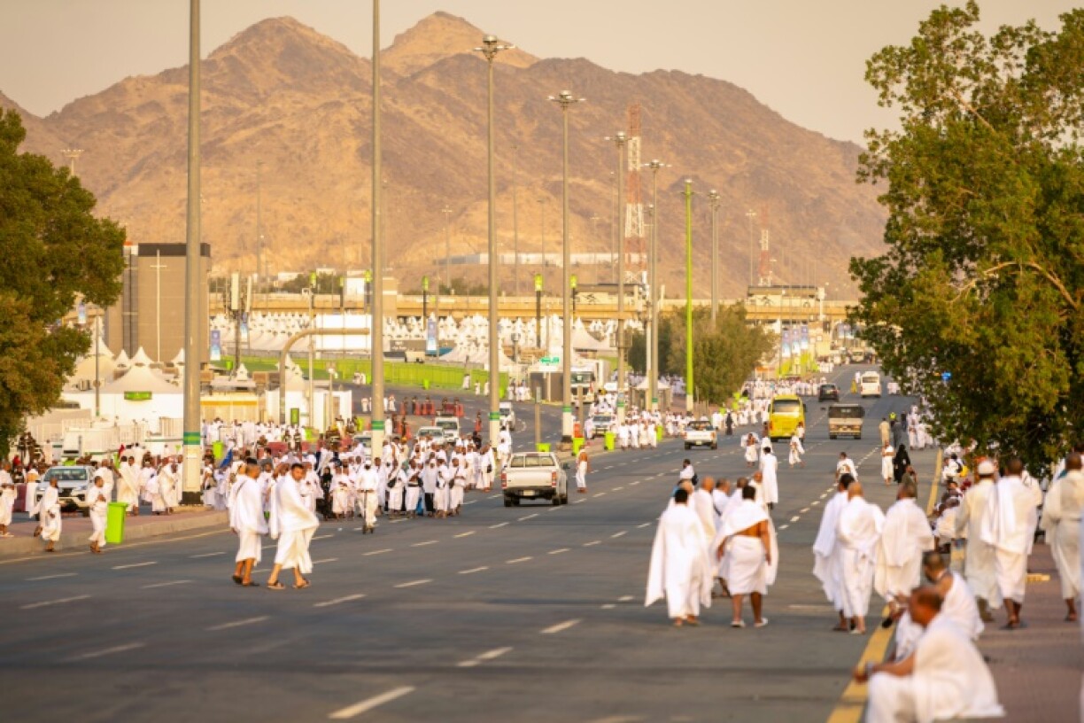 Thousands of pilgrims are beginning to gather before dawn around Mount Arafat and the surrounding plain where the Prophet Mohammed is believed to have given his last sermon