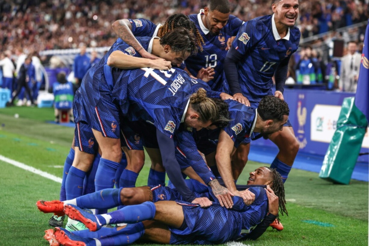 Michael Olise (au sol) célèbre le 4e but de l'équipe de France contre la Belgique, le 5 octobre 2026 au Stade de France, à Saint-Denis