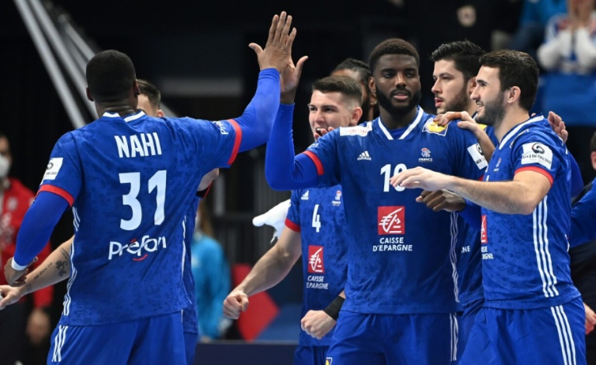 Les joueurs de l'équipe de France savourent leur succès sur la Croatie pour leurs débuts à l'Euro à Szeged, le 13 janvier 2022