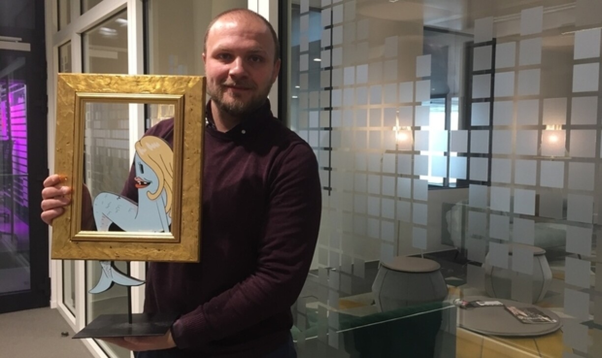 Den Artist Jack Zazzera mat der Unerkennung fir d'Lëtzebuergerin vum Joer - enger Melusina, déi deels aus dem Kader fält.