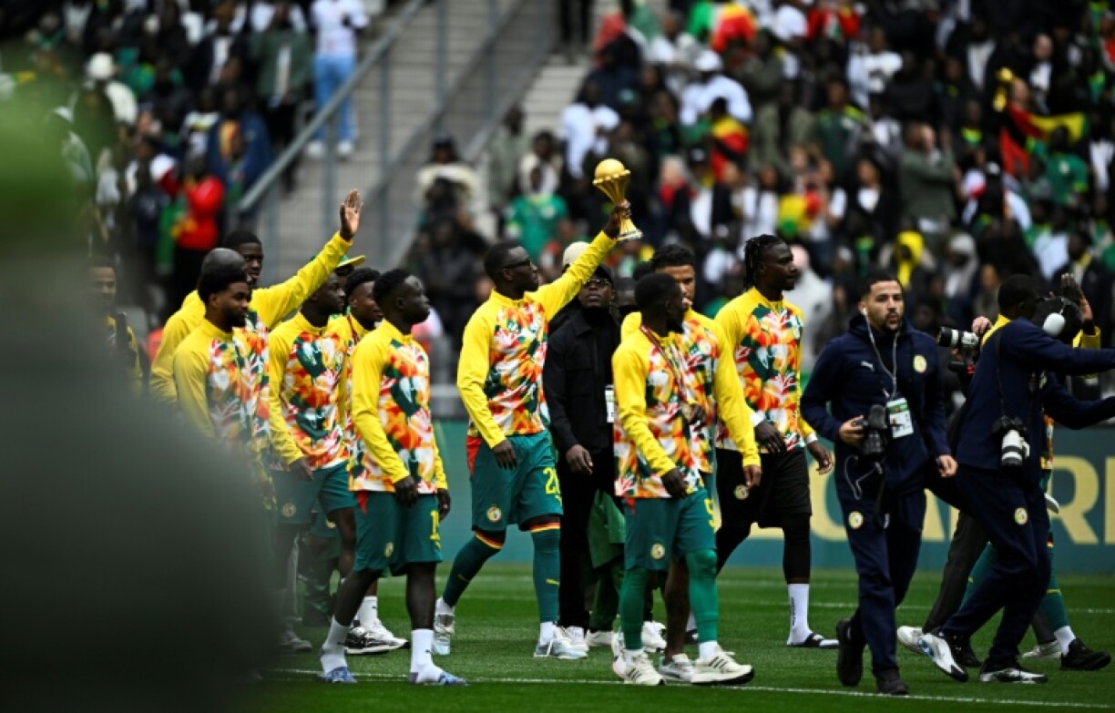 Les joueurs de l'équipe du Sénégal ont paradé avec le trophée de vainqueurs de la Coupe d'Afrique des Nations samedi au stade de France, avant le match amical face au Pérou