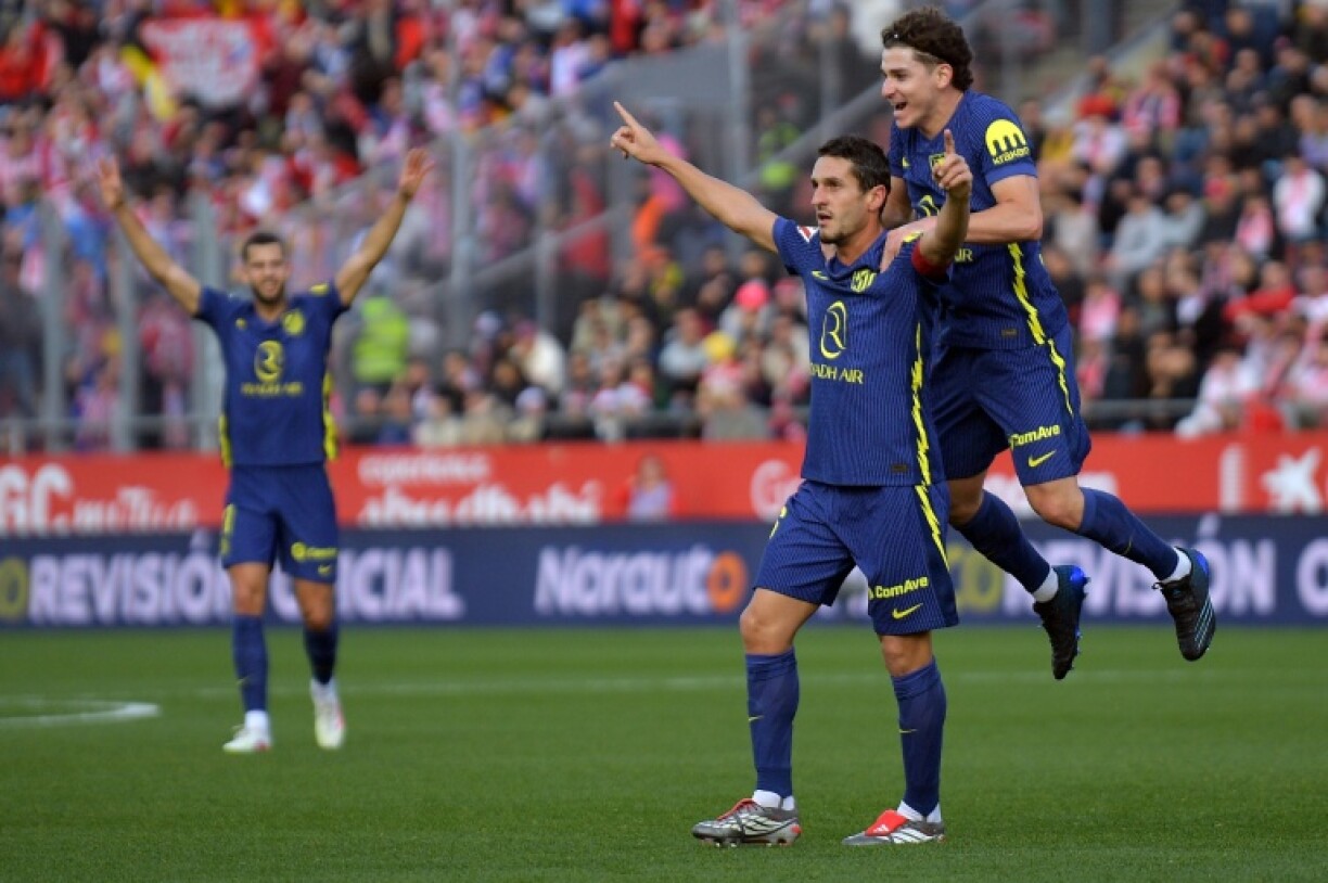 Le joueur de l'Atletico Madrid's Koke (deuxième en partant de la droite) fête l'inscription du premier but de son équipe lors du match de championnat d'Espagne contre Girona au stade Montilivi à Girona le 21 décembre 2025.