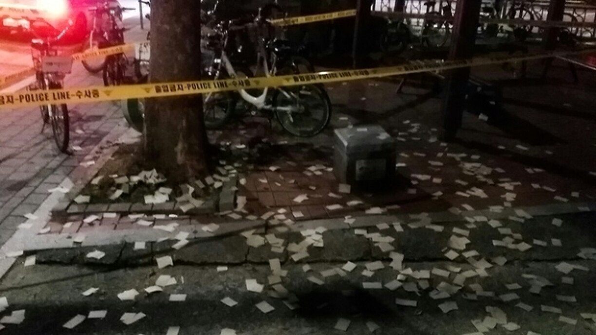 Image prise le 9 juin 2024 et fournie par le ministère sud-coréen de la Défense montrant la cargaison répandue par un ballon nord-coréen, à Séoul