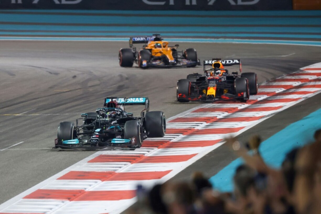 La Mercedes de Lewis Hamilton 2021 devance la Red Bull de Max Verstappen sur le circuit de Yas Marina à Abou Dhabi, le 12 décembre 2021