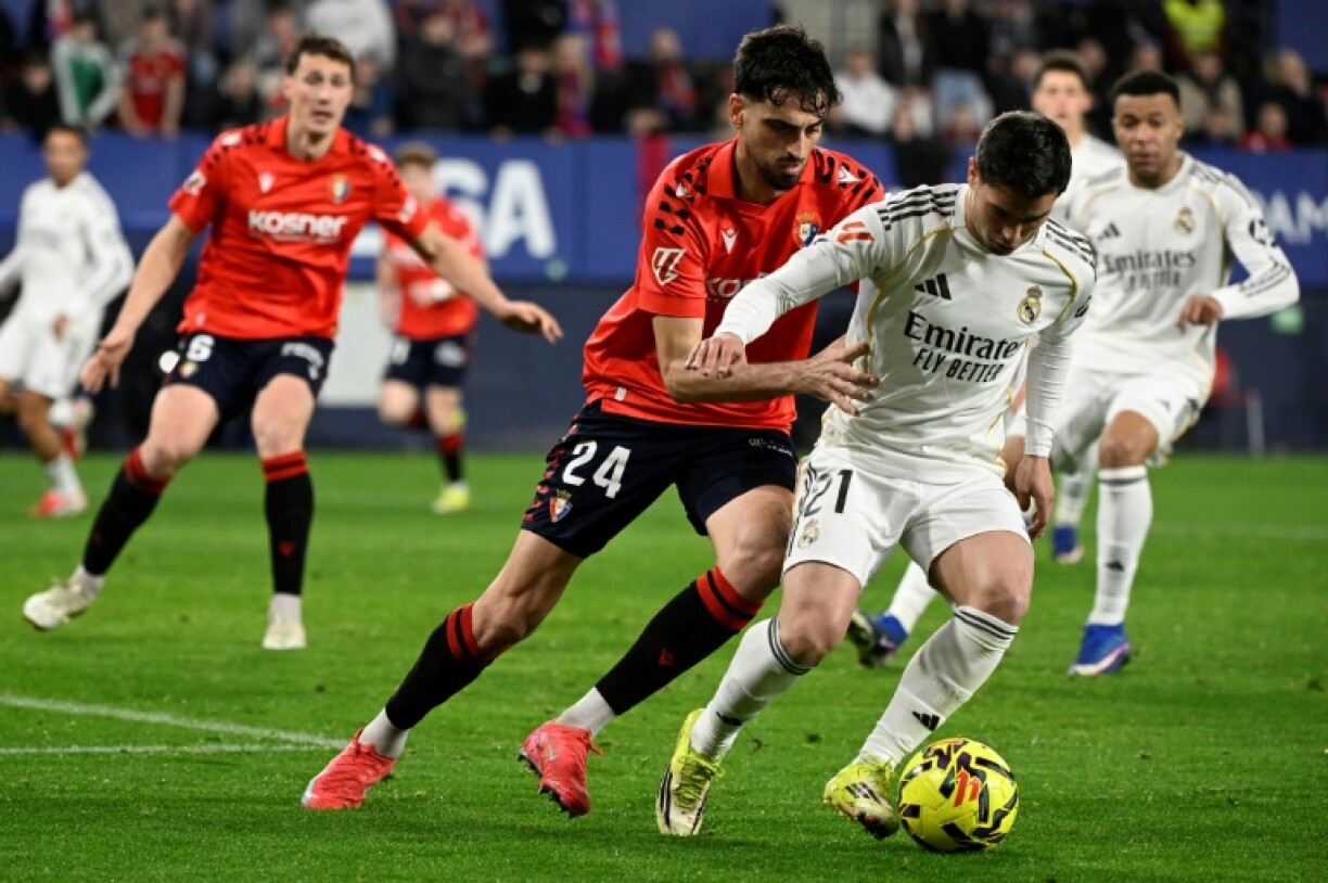 Le défenseur d'Osasuna Alejandro Catena (G) aux prises avec l'attaquant du Real Madrid Brahim Diaz lors de la défaite des Madrilènes 2-1, le 21 février 2026 à Pampelune